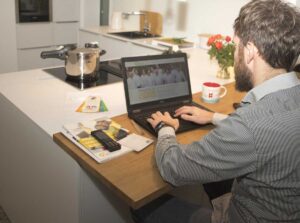 Lange Bildschirmzeiten im Homeoffice führen zu trockenen Augen